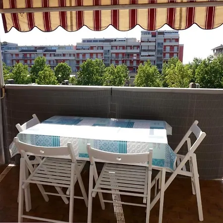 Apartment Bright For 4 Guests With Swimming Pool